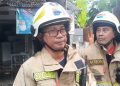 Petugas Gulkarmat Jakarta Selatan, Sugeng saat diwawancarai di lokasi, pada Senin (29/9/2025). (Ilham F/Suaranusantara)