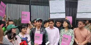Aktivis Hingga Influencer serahkan 17+8 tuntutan rakyat ke DPR di depan Gerbang Pancasila DPR RI, Jakarta Pusat, Kamis (4/9/2025). (Ilham F/Suaranusantara)