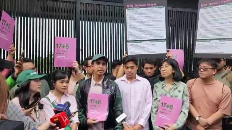 Aktivis Hingga Influencer serahkan 17+8 tuntutan rakyat ke DPR di depan Gerbang Pancasila DPR RI, Jakarta Pusat, Kamis (4/9/2025). (Ilham F/Suaranusantara)