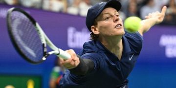 Petenis Italia Jannic Sinner memukul bola ke arah lawannya petenis Kanada Felix Auger-Aliassime dalam partai semifinal US Open 2025 di New York, Amerika Serikat, Sabtu (6/9/2025). Peringkat satu dunia itu berhasil mengalahkan Felix Auger-Aliassime 6-1, 3-6, 6-3, dan 6-4 sekaligus mewujudkan partai final idaman di US Open antara dirinya melawan peringkat dua dunia Calros Alcaraz. ANTARA FOTO/Xinhua/Li Rui/
