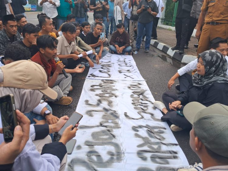 Mahasiswa mendesak tunjangan perumahan anggota DPRD Lebak dievaluasi.(Def/SuaraNusantara)