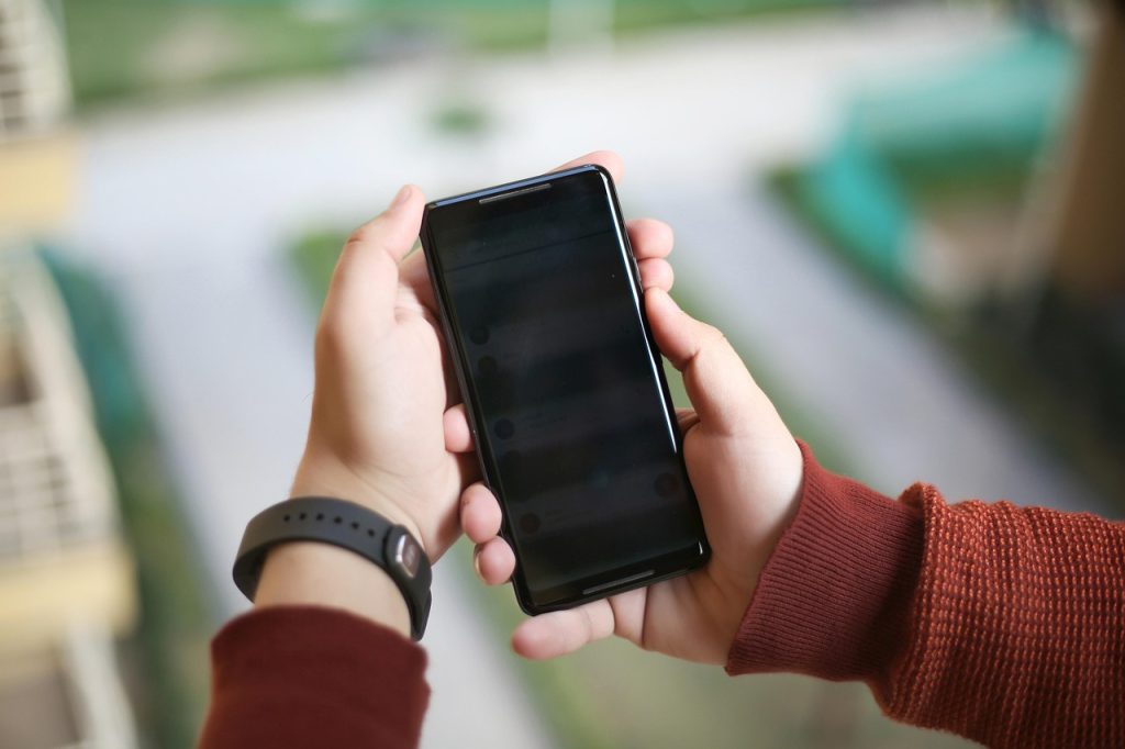 Contoh Prompt Gemini AI untuk Foto Wisuda Bersama Teman dan Keluarga