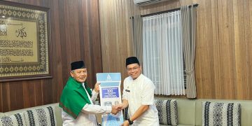 Penyerahan simbolis water purifier di Masjid Pondok Pesantren Daarul Rahman, Jagakarsa, Jakarta Selatan, oleh Direktur Utama PAM JAYA Arief Nasrudin kepada KH Syukron Ma’mun (Dok: Istimewa)