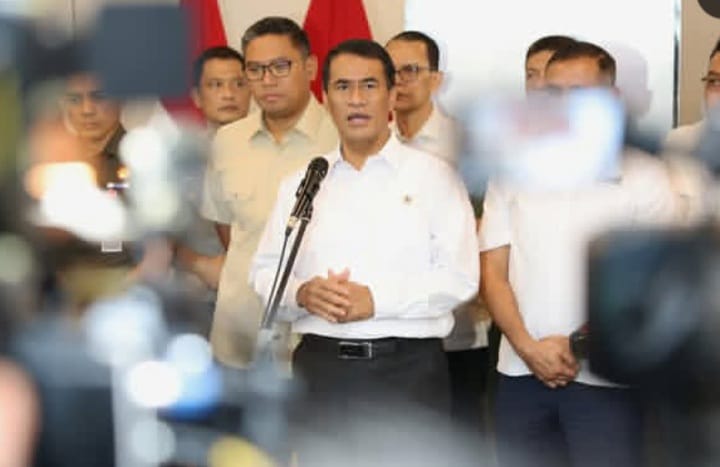 Mentan Amran Sulaiman umumkan arahan dari Presiden RI Prabowo Subianto, harga pupuk subsidi turun, Rabu 20 Oktober 2025 (instagram @a.amran_sulaiman)
