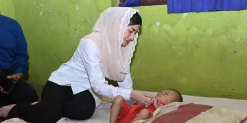 Novita Hardini saat temui balita penderita hidrosefalus