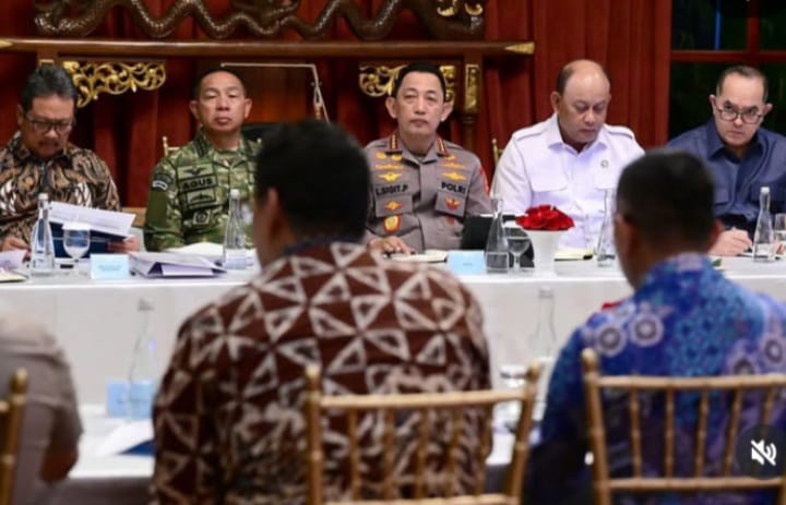 Presiden RI Prabowo Subianto gelar ratas bersama Kepala BGN Dadan Hindayana bahas soal MBG, Minggu malam 5 Oktober 2025 (instagram @sekretariat.kabinet)