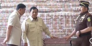 Presiden RI Prabowo Subianto berdiri di depan tumpukan uang pengganti kerugian negara atas kasus korupsi CPO, Senin 20 Oktober 2025 (instagram @jakarta.newsfeature)