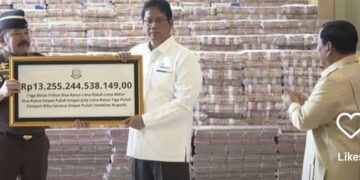 Presiden RI Prabowo Subianto saat menyaksikan serah terima uang pengganti kerugian negara kasus korupsi CPO, Senin 20 Oktober 2025 (instagram @factual.media)