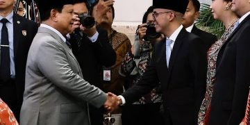Presiden RI Prabowo Subianto saat memberikan selamat kepada salah satu Asisten Khusus Presiden Dirgayuza Setiawan, Rabu 8 Oktober 2025 (instagram @dirgayuza)