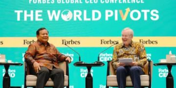 Presiden RI Prabowo Subianto saat berdialog dengan CEO Forbes Steve, Rabu 15 Oktober 2025 (instagram @forbesasia)