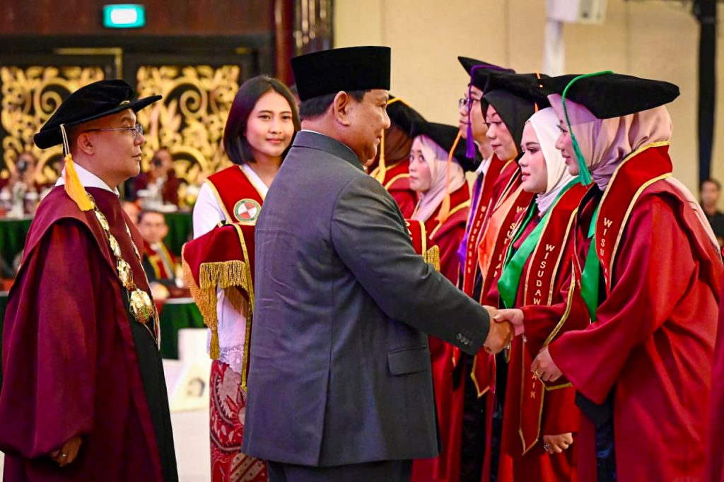 Presiden Prabowo Subianto menyalami para wisudawan UKRI Tahun 2025 (Dok setkab.go.id)