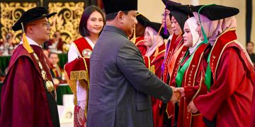 Presiden Prabowo Subianto menyalami para wisudawan UKRI Tahun 2025 (Dok setkab.go.id)