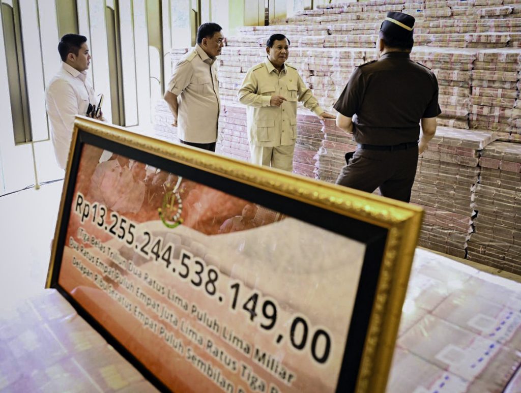 Presiden Prabowo Subianto menyaksikan secara langsung penyerahan uang pengganti kerugian negara sebesar Rp13.255.244.538.149,00 dalam perkara tindak pidana korupsi pemberian fasilitas ekspor Crude Palm Oil (CPO