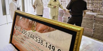 Presiden Prabowo Subianto menyaksikan secara langsung penyerahan uang pengganti kerugian negara sebesar Rp13.255.244.538.149,00 dalam perkara tindak pidana korupsi pemberian fasilitas ekspor Crude Palm Oil (CPO