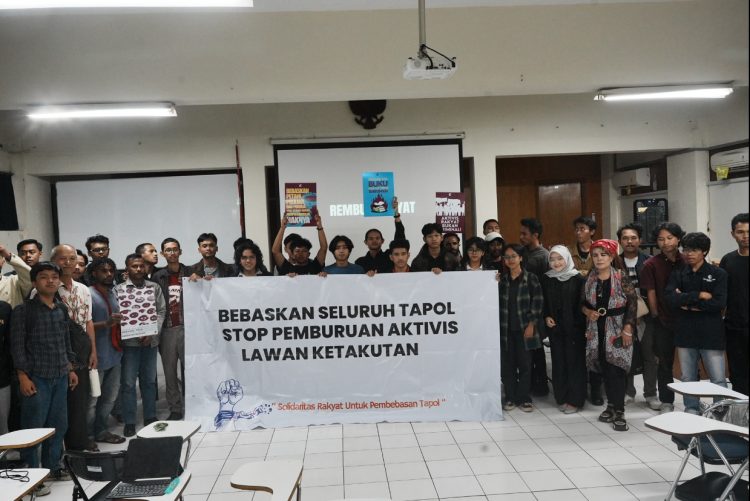 Aktivis GMNI dalam acara "Rembug Rakyat Evaluasi 1 Tahun Prabowo-Gibran" di STF Driyarkara, Jakarta, Jumat, (17/10/2025).