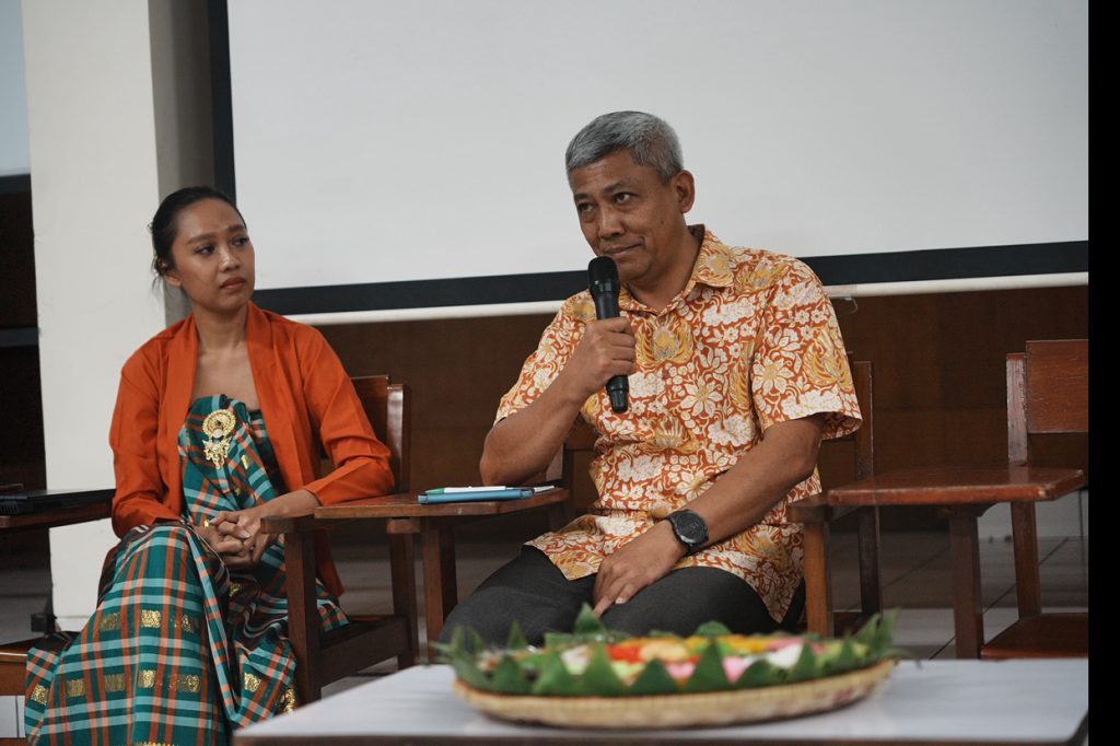 Dosen STF Driyarkara, Romo Setyo dalam acara "Rembug Rakyat Evaluasi 1 Tahun Prabowo-Gibran" di STF Driyarkara, Jakarta, Jumat, (17/10/2025).