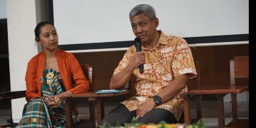 Dosen STF Driyarkara, Romo Setyo dalam acara "Rembug Rakyat Evaluasi 1 Tahun Prabowo-Gibran" di STF Driyarkara, Jakarta, Jumat, (17/10/2025).