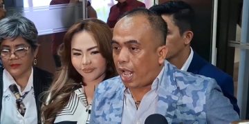 Lisa Mariana bersama Kuasa Hukumnya, John Nababan saat diwawancarai di Bareskrim Polri, Jakarta Selatan, pada Jum'at (24/10/2025). (Ilham F/Suaranusantara)