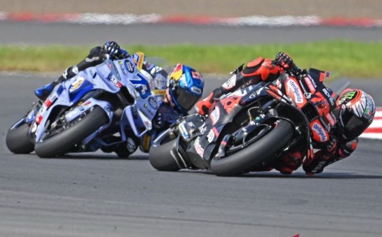 Pembalap Aprilia Racing Marco Bezzecchi (kanan) bersama pembalap BK8 Gresini Racing MotoGP Alex Marquez (kiri) memacu sepeda motornya saat Sprint Race MotoGP Indonesia 2025 di Sirkuit Internasional Pertamina Mandalika, Lombok Tengah, Nusa Tenggara Barat, Sabtu (4/10/2025). Marco Bezzecchi menjuarai sesi tersebut dengan finis tercepat pertama dengan total waktu 19 menit 37,047 detik disusul Fermin Aldeguer di posisi kedua dan Raul Fernandez di posisi ketiga. ANTARA FOTO/Ahmad Subaid