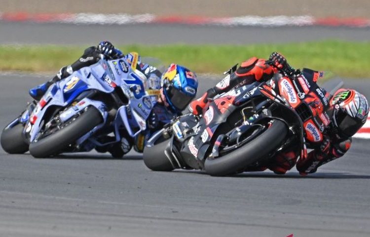 Pembalap Aprilia Racing Marco Bezzecchi (kanan) bersama pembalap BK8 Gresini Racing MotoGP Alex Marquez (kiri) memacu sepeda motornya saat Sprint Race MotoGP Indonesia 2025 di Sirkuit Internasional Pertamina Mandalika, Lombok Tengah, Nusa Tenggara Barat, Sabtu (4/10/2025). Marco Bezzecchi menjuarai sesi tersebut dengan finis tercepat pertama dengan total waktu 19 menit 37,047 detik disusul Fermin Aldeguer di posisi kedua dan Raul Fernandez di posisi ketiga. ANTARA FOTO/Ahmad Subaid