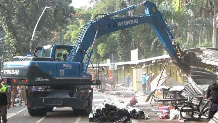 Pemkot Jaksel melakukan pembongkaran terhadap ratusan kios pedagang hewan di kawasan Jalan Barito, Kebayoran Baru, Jakarta Selatan, Senin (27/10/2025). (Ilham F/Suaranusantara)