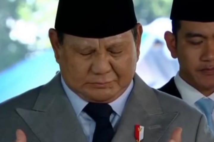 Presiden RI Prabowo Subianto khusyuk berdoa di depan sumur Lubang Buaya doakan para pahlawan revolusi yang gugur tragedi G30S (YouTube @sekretariat presiden)