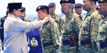 Presiden RI Prabowo Subianto menyematkan gelar kenaikan pangkat istimewa untuk sebelas purnawirawan TNI (instagram @sekretariat.kabinet)