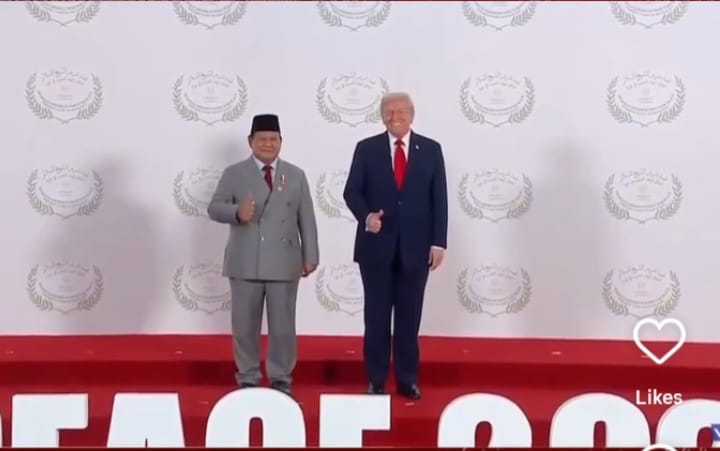 Foto pose bapak-bapak ala Presiden RI Prabowo Subianto dan Presiden AS Donald Trump pada KTT Mesir (Instagram @tvrinasional)