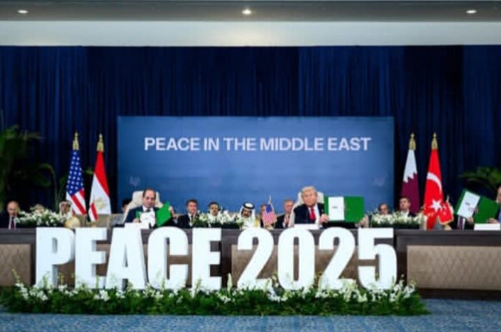 Presiden AS Donald Trump tandatangani kesepakatan Perdamaian Gaza, Senin 13 Oktober 2025 (instagram @potus)