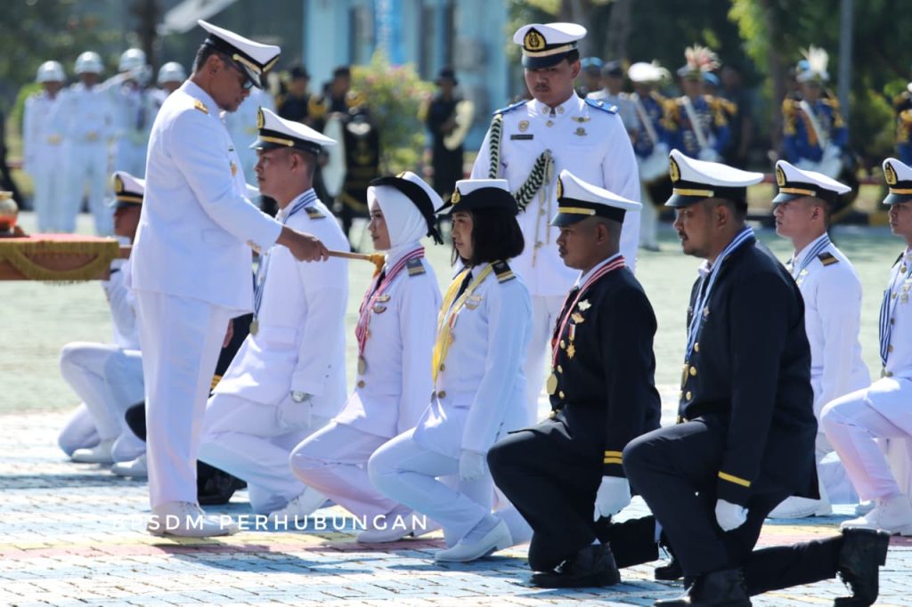 Upacara Wisuda dan Pelepasan Perwira Transportasi Laut lulusan Politeknik Pelayaran (Poltekpel) Sulawesi Utara, Sabtu (4/10). (Dok Kemenhub).