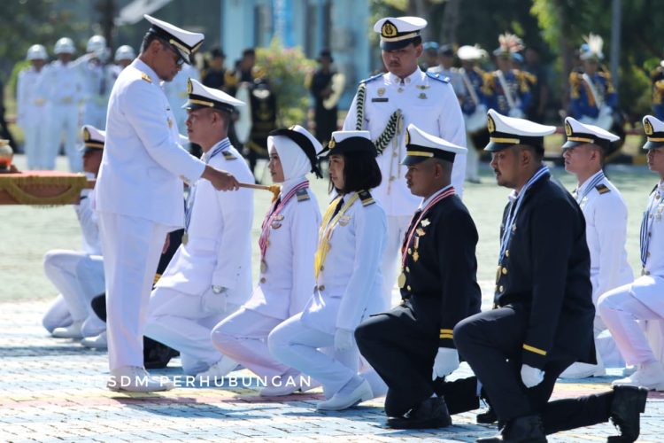 Upacara Wisuda dan Pelepasan Perwira Transportasi Laut lulusan Politeknik Pelayaran (Poltekpel) Sulawesi Utara, Sabtu (4/10). (Dok Kemenhub).