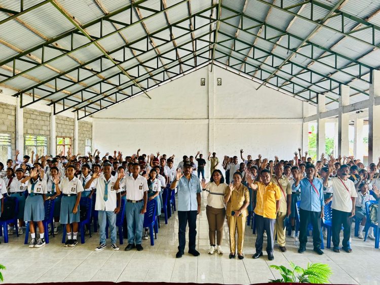 Ketua Fraksi Golkar MPR RI Melchias Markus Mekeng melaksanakan Sosialisasikan Empat Pilar di SMA Negeri 1 Soa