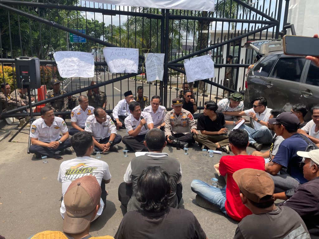 Sopir angkot minta Pemprov mengevaluasi layanan Bus Trans Banten rute Pakupatan-Sindangsari.(SuaraNusantara/Def)
