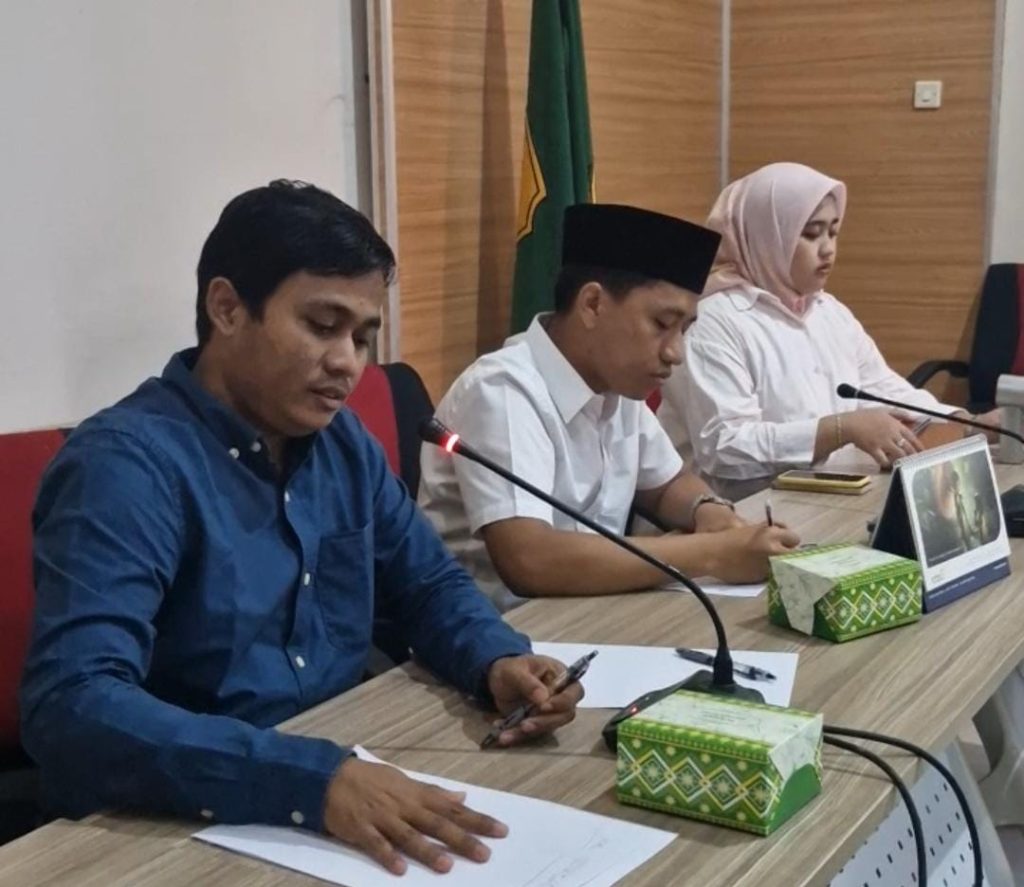 DPRD Lebak Ujang Giri (Kemeja biru).(Def/Suara Nusantara)