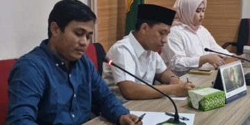 DPRD Lebak Ujang Giri (Kemeja biru).(Def/Suara Nusantara)