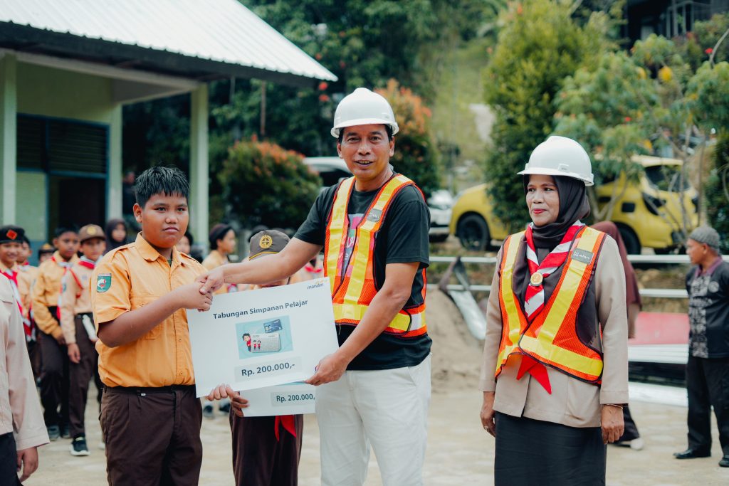 Bantuan dari Mandiri Peduli Sekolah diserahkan kepada SDN 021 Kota Samarinda