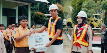 Bantuan dari Mandiri Peduli Sekolah diserahkan kepada SDN 021 Kota Samarinda