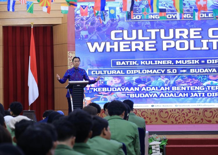 Ibas menghadiri International Relations Anniversary Festival (INTRAFEST) di UPN Jakarta