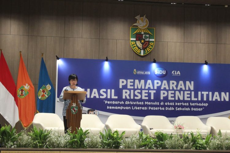 Universitas Katolik Indonesia Atma Jaya, SiDU (Sinar Dunia), dan Majalah Cahaya Inspirasi Anak (CIA) berkolaborasi melakukan penelitian yang menyoroti pengaruh menulis tangan di atas kertas (suaranusantara.com)