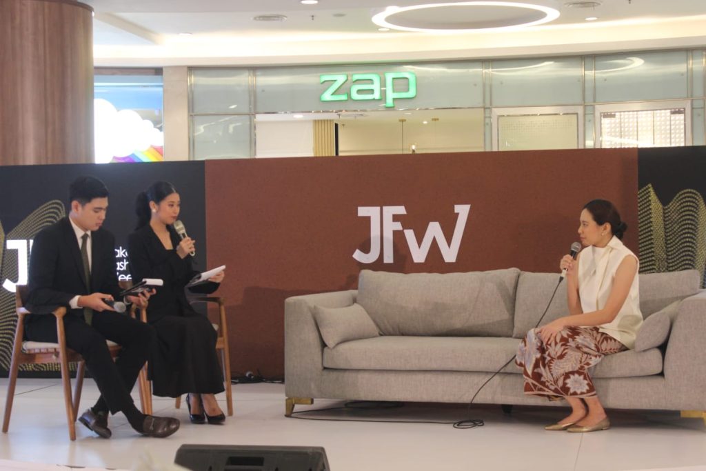 IWAN TIRTA persembahkan koleksi REMPARAJA ditampilkan perdana pada panggung Jakarta Fashion Week 2026 (suaranuantara.com)