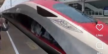 Kereta cepat Whoosh tuai polemik terkait utang (instagram @surabayago.id)