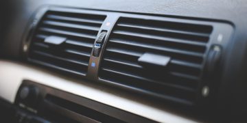 Tips AC Cepat Dingin Saat Mobil Terjemur di Parkiran