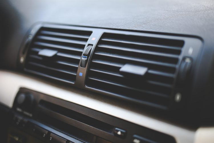 Tips AC Cepat Dingin Saat Mobil Terjemur di Parkiran