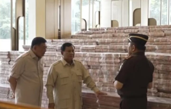 Presiden RI Prabowo Subianto saat berdiri di depan gunung uang pengganti kerugian negara dalam perkara Tindak Pidana Korupsi Pemberian Fasilitas Ekspor Crude Palm Oil (CPO) dan Turunannya, Senin 20 Oktober 2025 (instagram @factual.media)