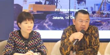 Direktur Utama sekaligus Pengendali KOKA, Ny. Gao Jing dan salah satu manajemen KOKA dalam agenda Public Expose Incidental (14/10/2025).