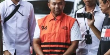 Gubernur Riau, Abdul Wahid saat digiring oleh KPK (instagram @kanal_idn)