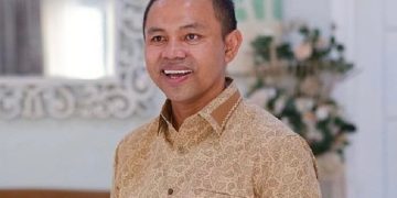 Gubernur Riau Abdul Wahid dikawal petugas KPK usai diamankan dalam operasi tangkap tangan terkait dugaan suap proyek PUPR.