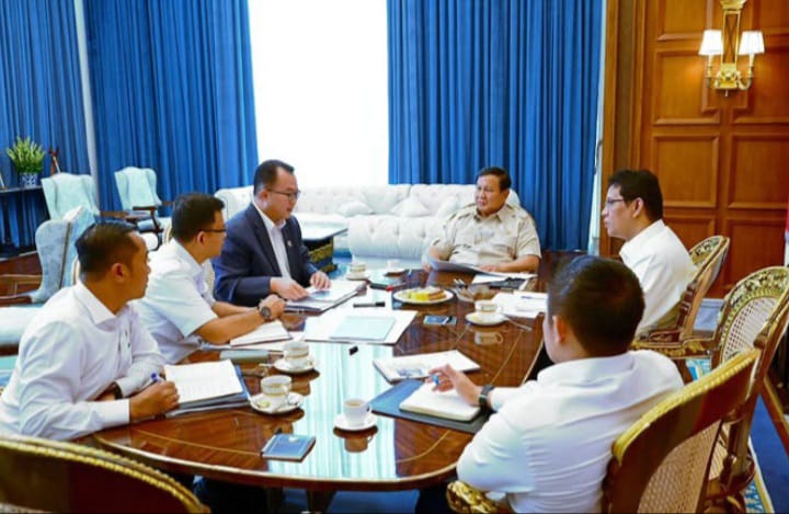 Kepala BRIN Prof Arif Satria saat rapat bersama Presiden RI Prabowo Subianto, bahas soal protein dukung gizi bangsa Indonesia (instagram @sekretariat.kabinet)