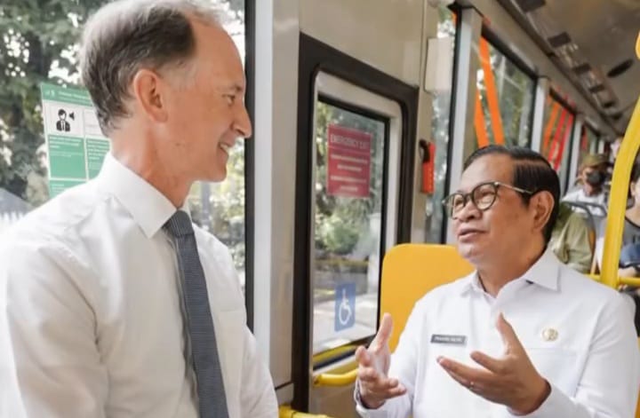 Momen Dubes Belanda untuk Indonesia, Marc Gerritsen naik TransJakarta bersama Gubernur DKI Jakarta, Pramono Anung (instagram @pramonoanunw)