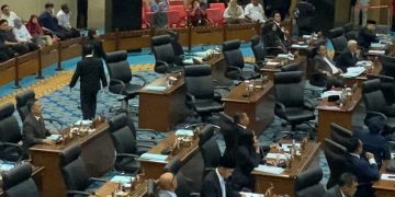 Pengesahan APBD DKI 2026 dalam rapat paripurna, Rabu (12/11/2025), diwarnai penolakan dan aksi walk out oleh sejumlah fraksi (Dok Suaranusantara)